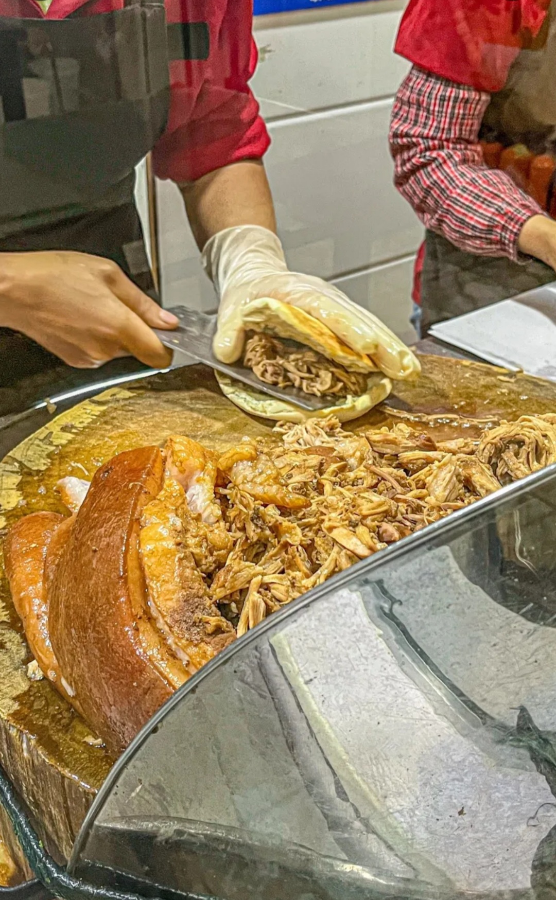 他家肉夹馍在西安也是家喻户晓,西安肉夹馍届的南帝北丐,东邪西毒