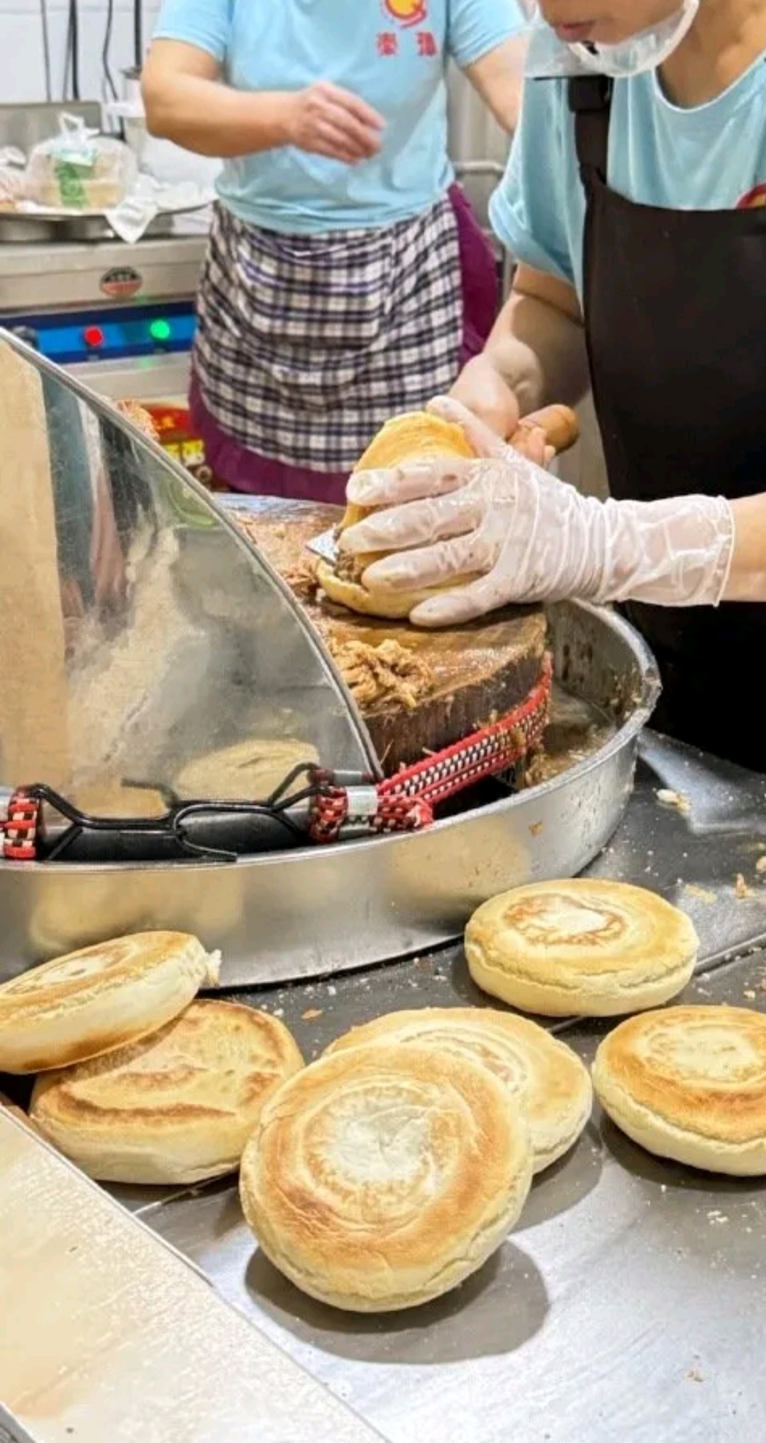 夏季百家接力赛# 西安东木头市吃到这家秦豫肉夹馍,这是一家老店了