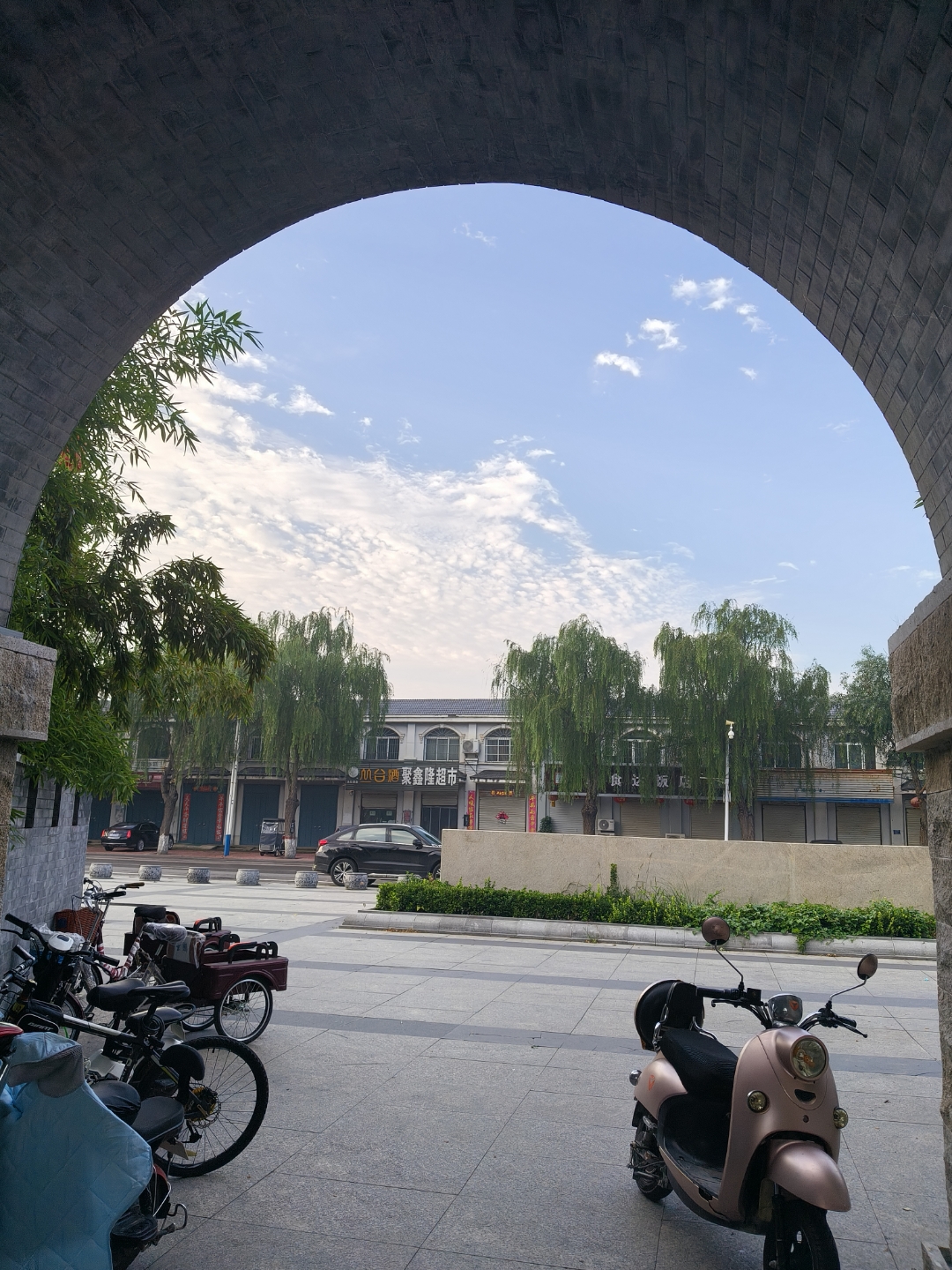 晨起的人们还在议论昨夜那场雨,说降了温度,也让今