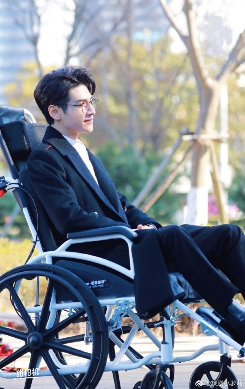 电视剧良言写意# #罗云熙良言写意# 即使坐在轮椅上 也依旧散发着