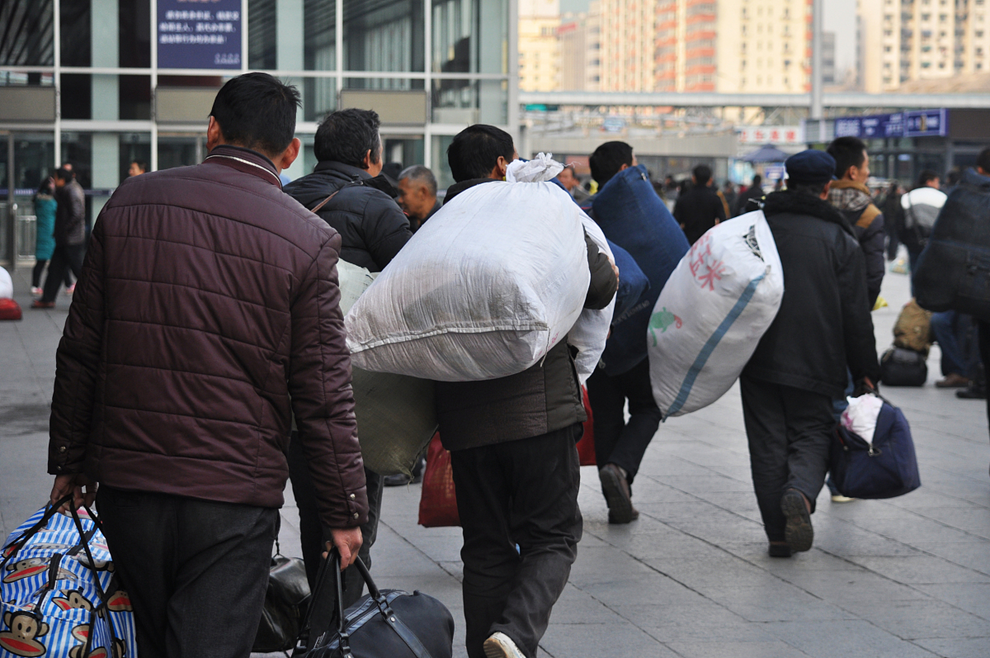 打工仔 多少青春逐浪客 满腔抱负远方来 车间流水三班倒 工地搬砖两脚