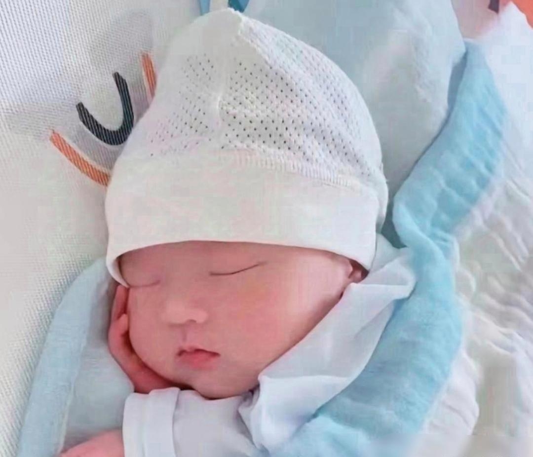 谁都没有想到,3年之后,华晨宇再一次带着孩子做亲子鉴定,这个孩子揪 