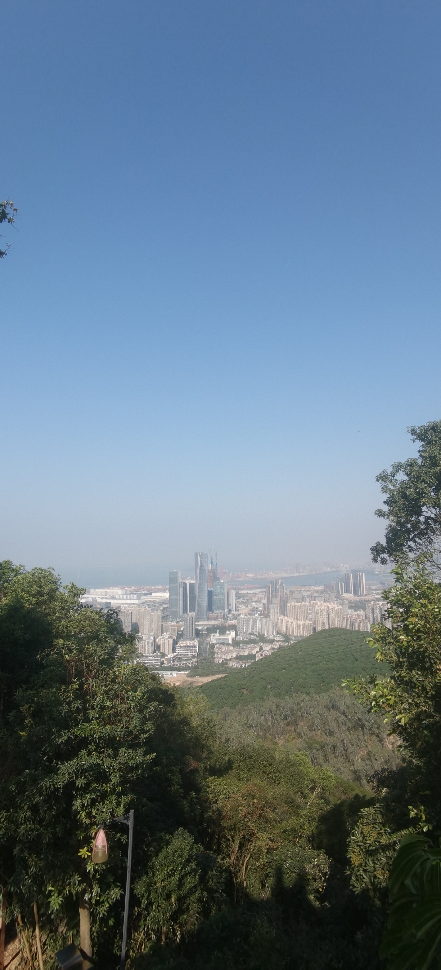 站在山顶,感受着清新的空气和壮丽的景色,我感到自己