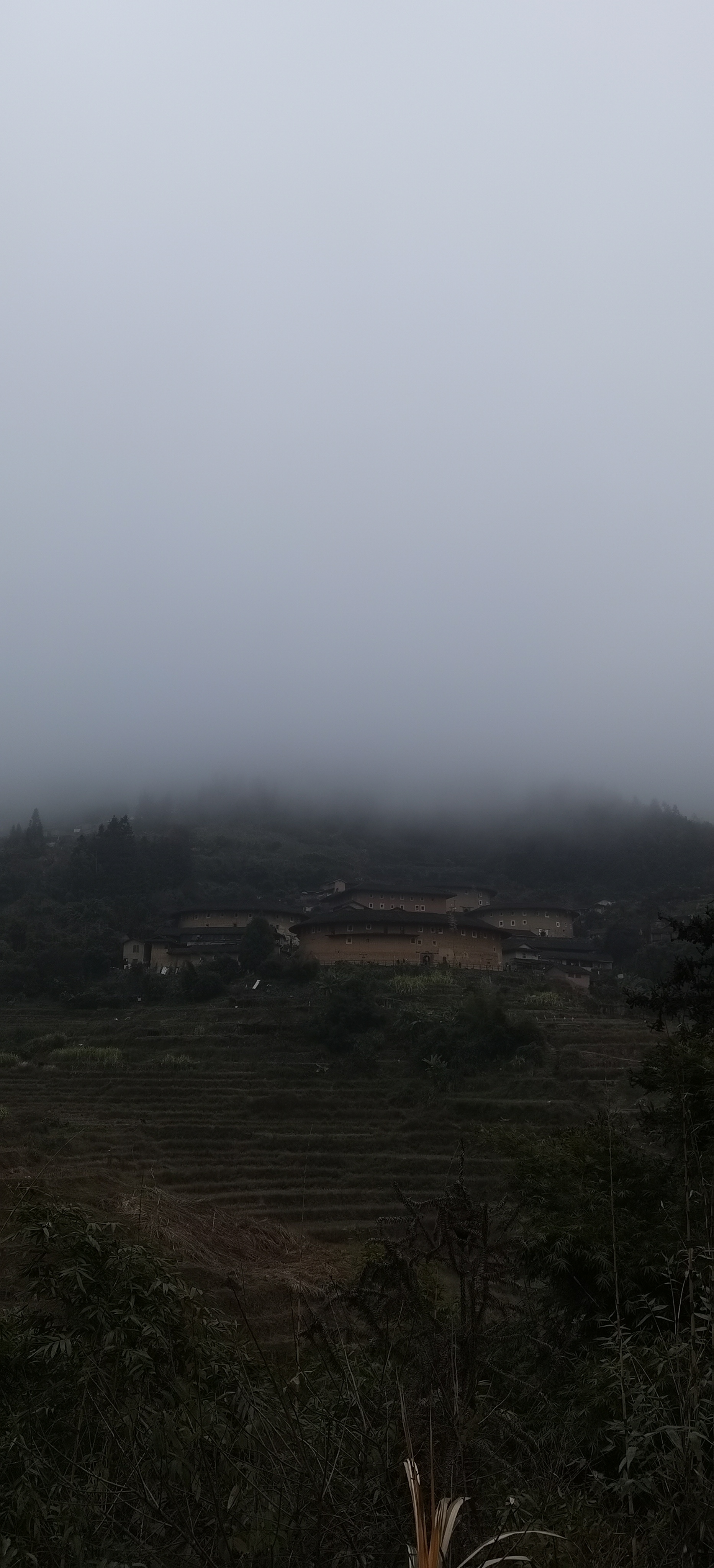 福建土楼,也叫中国土楼,位于南靖县书洋镇下版寮村,依山而建,由椭圆形