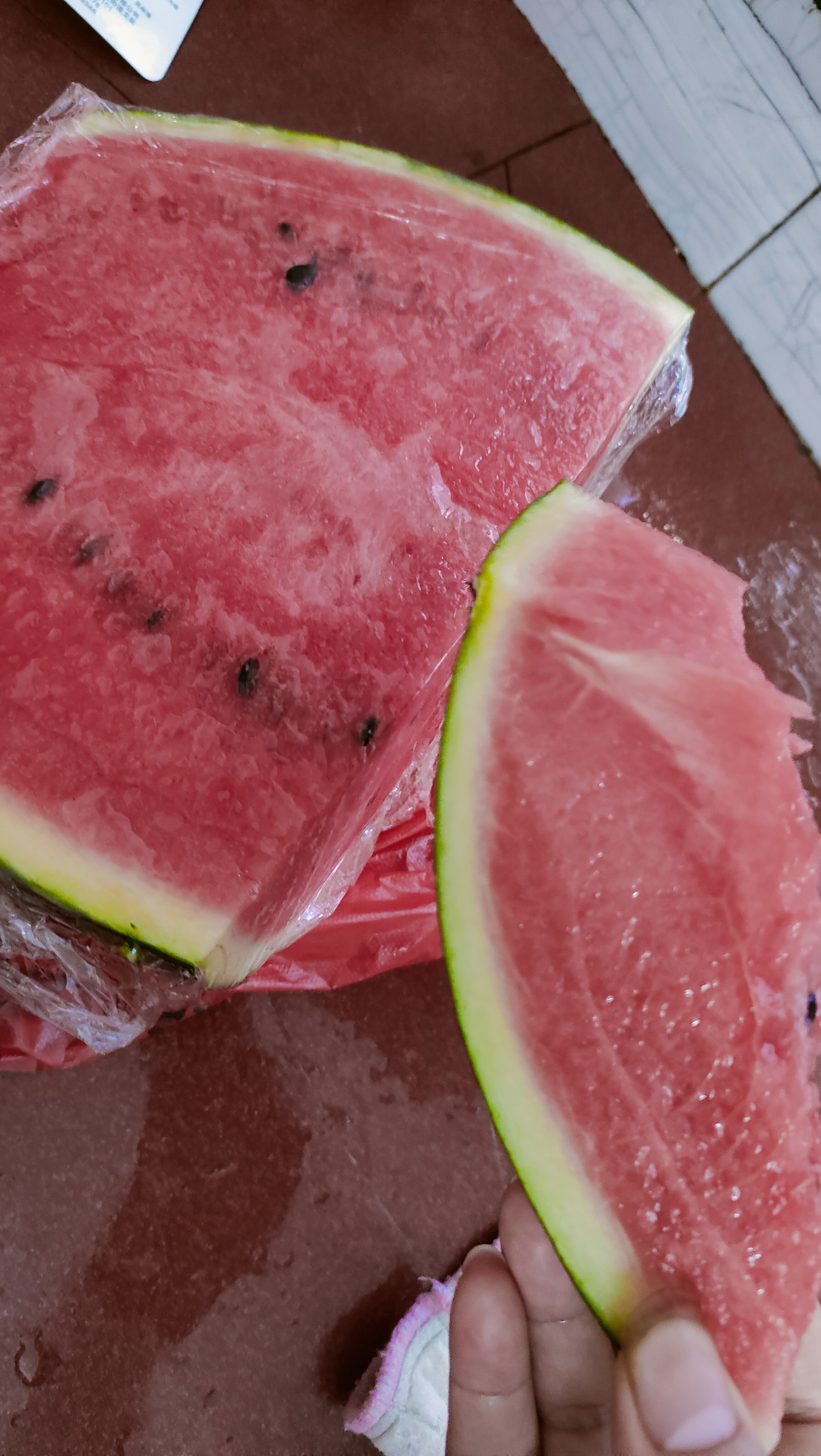 天气太热,今天去水果店买了半边冰冻的西瓜,不过这西瓜看起来颜色红得