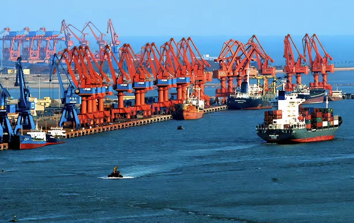 他将海外的港口资产出售给美国,尤其是巴拿马的港口,在如今川普对