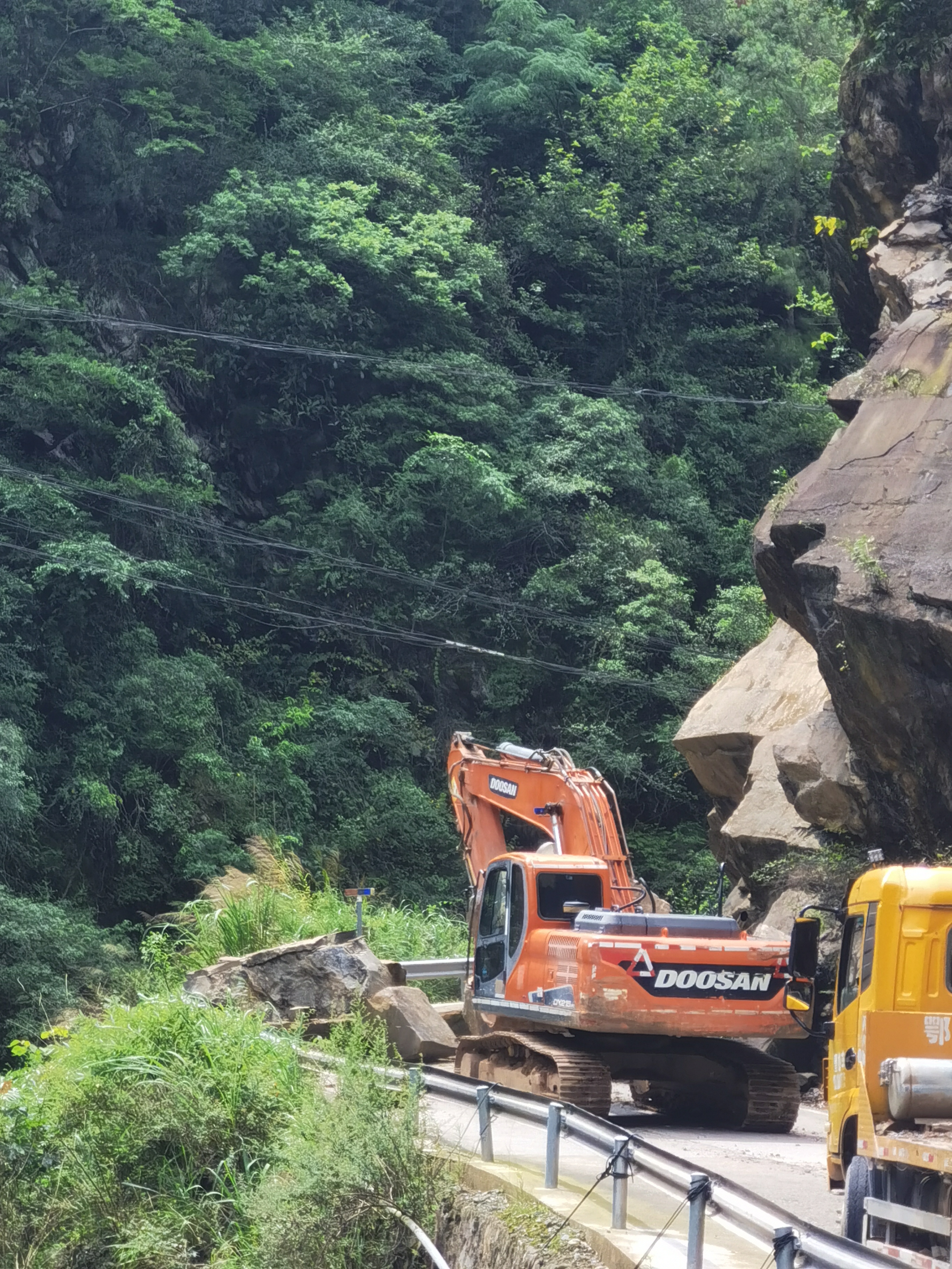 山区道路行车风险大图片