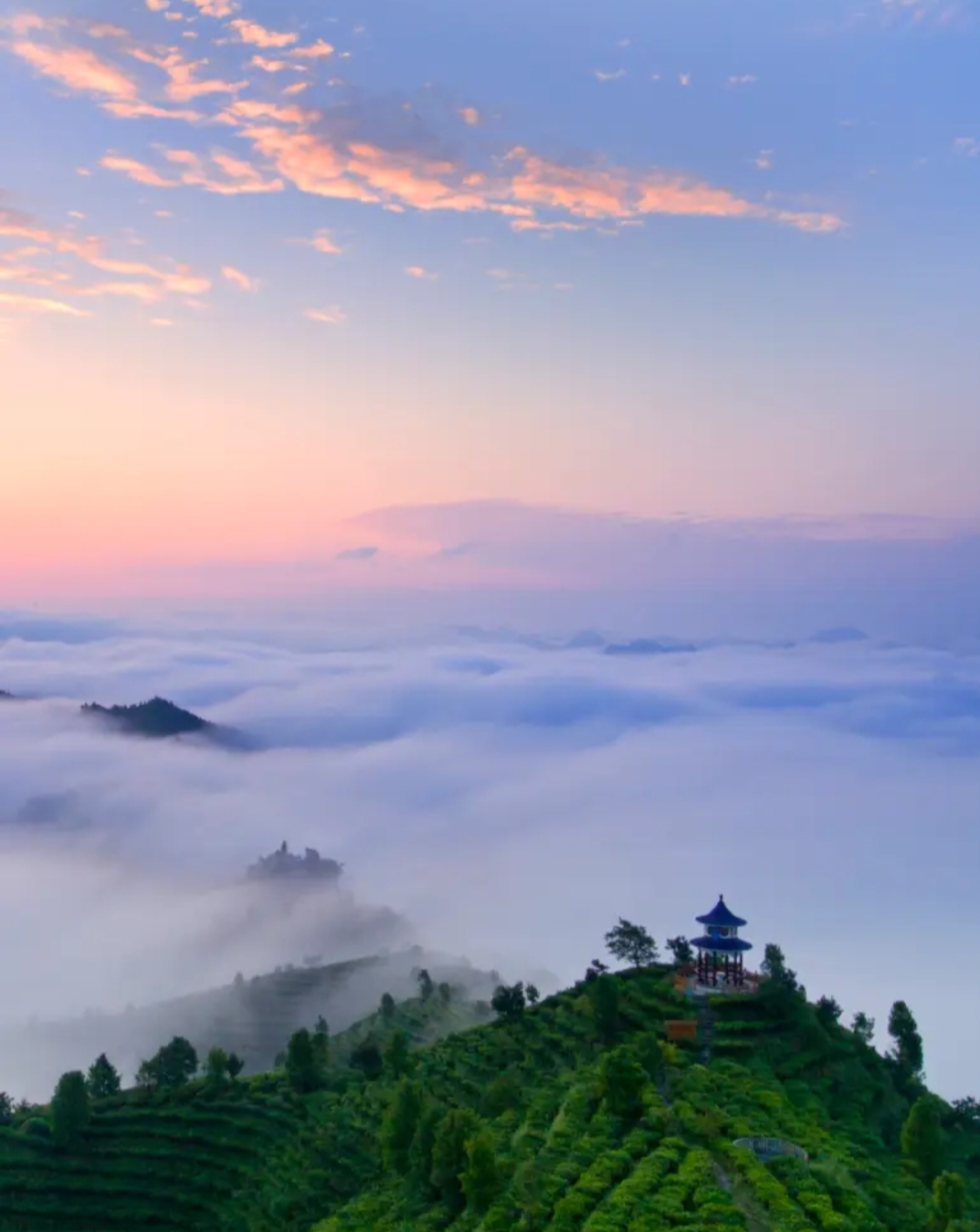 92 山丘之约,云海共赴  在这幅画面里,山丘静静地守望,天空以淡蓝与
