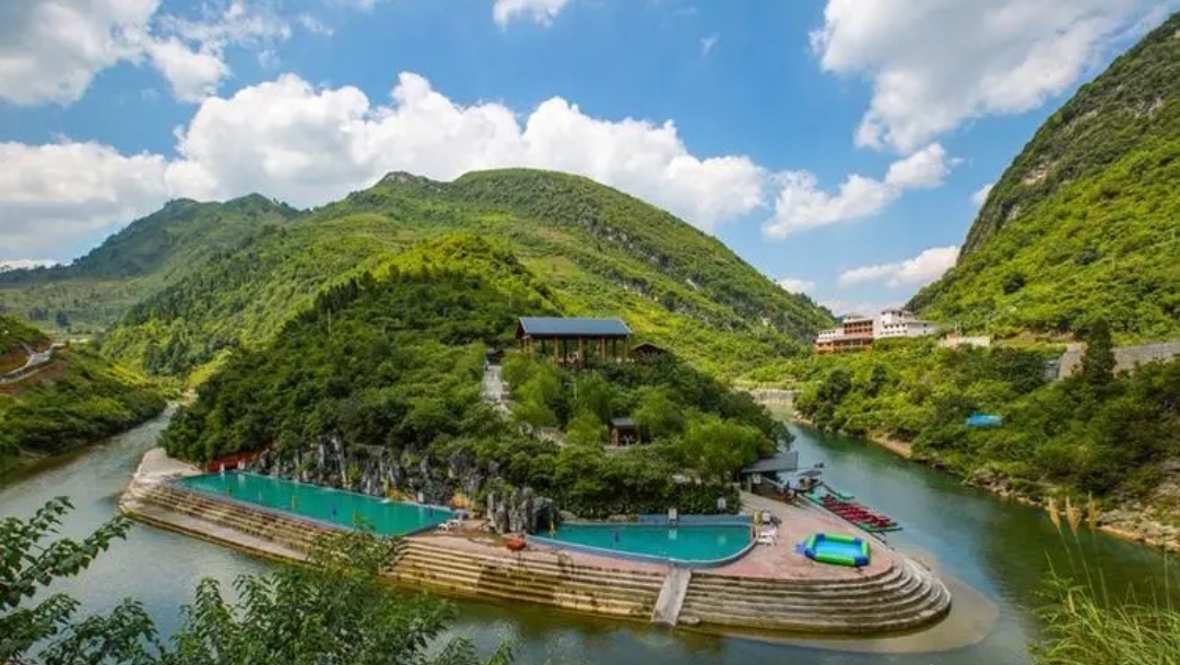 阳光斜洒,暖意融融