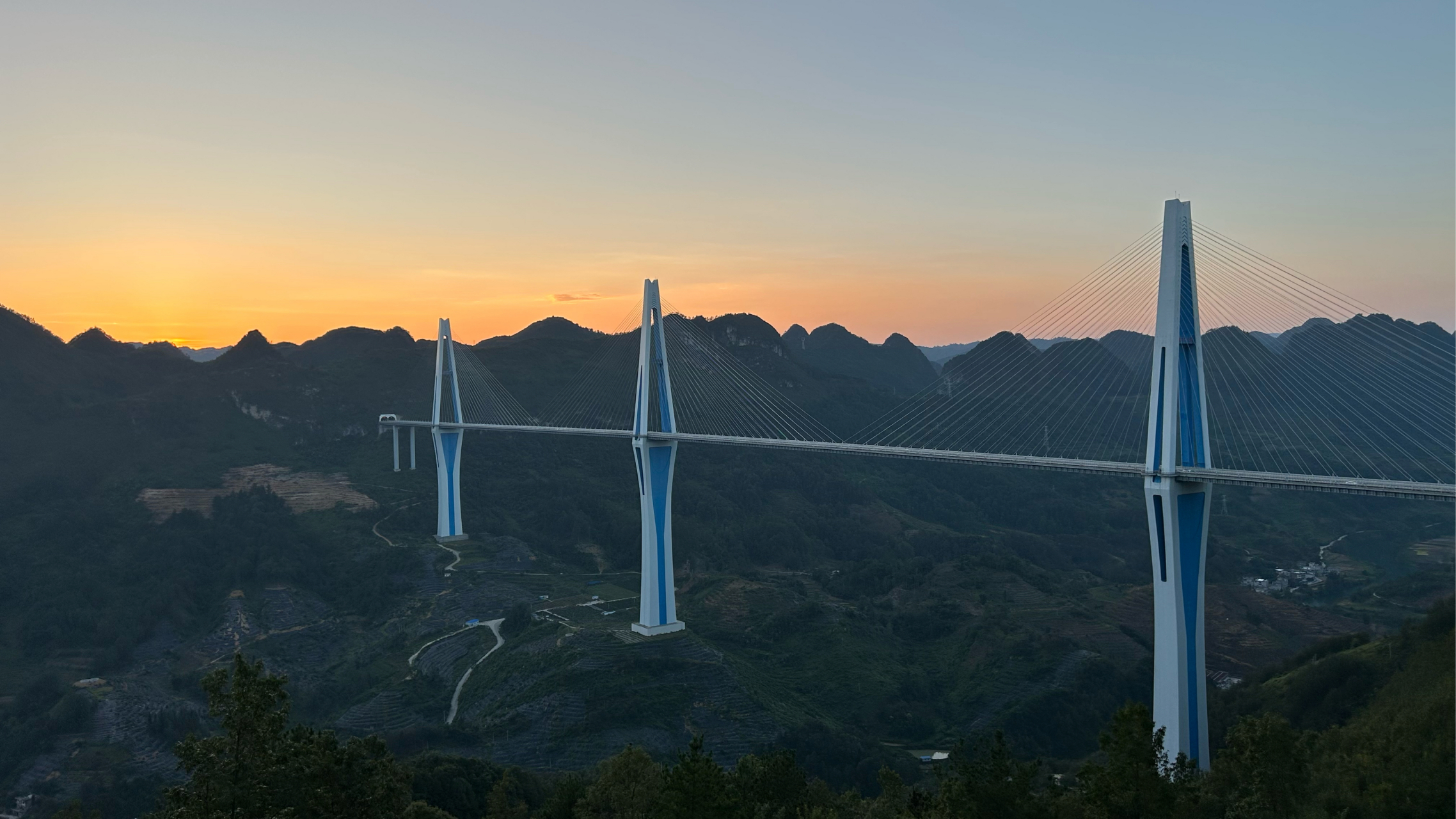 贵州天空之桥风景区图片