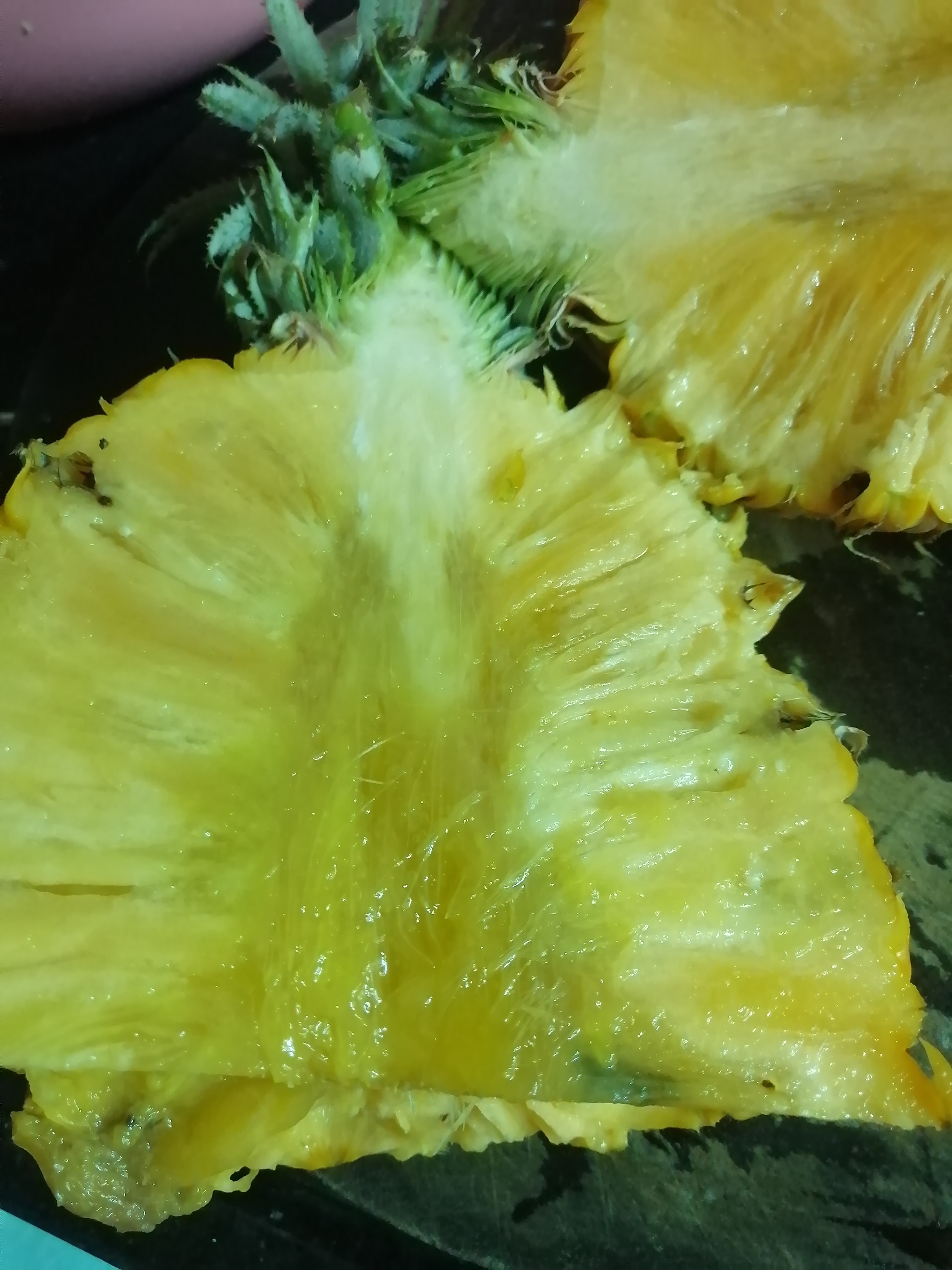 邻居的阿姨给了一个很大个的凤梨我奶奶,拿回来已经