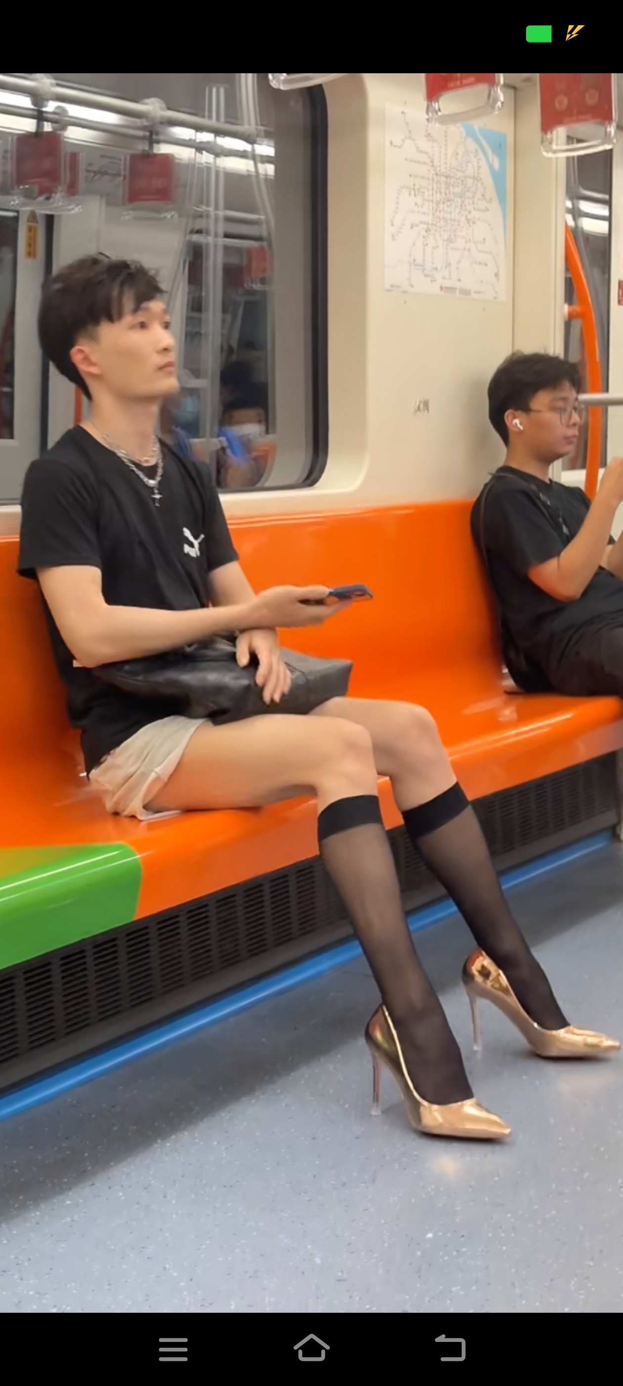今早在地铁瞅见一男孩,穿着高跟鞋和过膝袜,我靠,这是要引领新潮流啊!