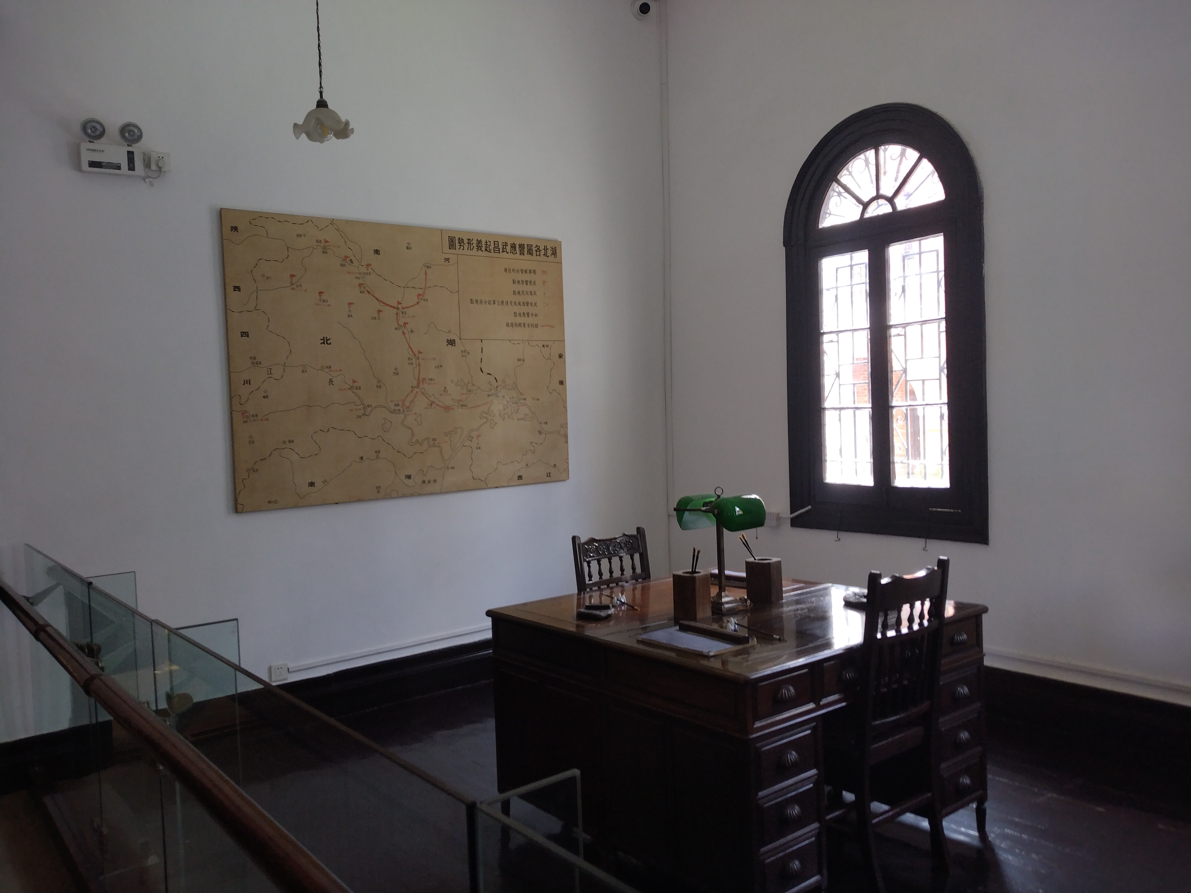 房间里一架钢琴,两把椅子,窗外透进阳光,民国老物件见证历史