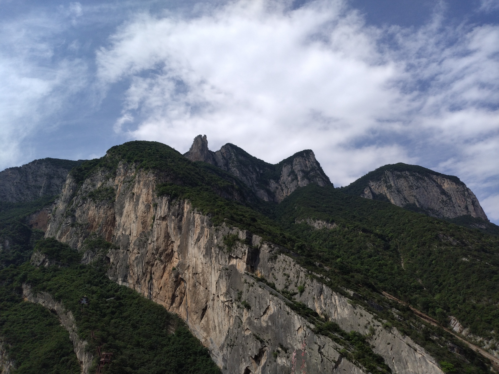 峡谷间的静谧河流,波光粼粼,两岸青山相对出,巫山神女,一幅浑然天成的