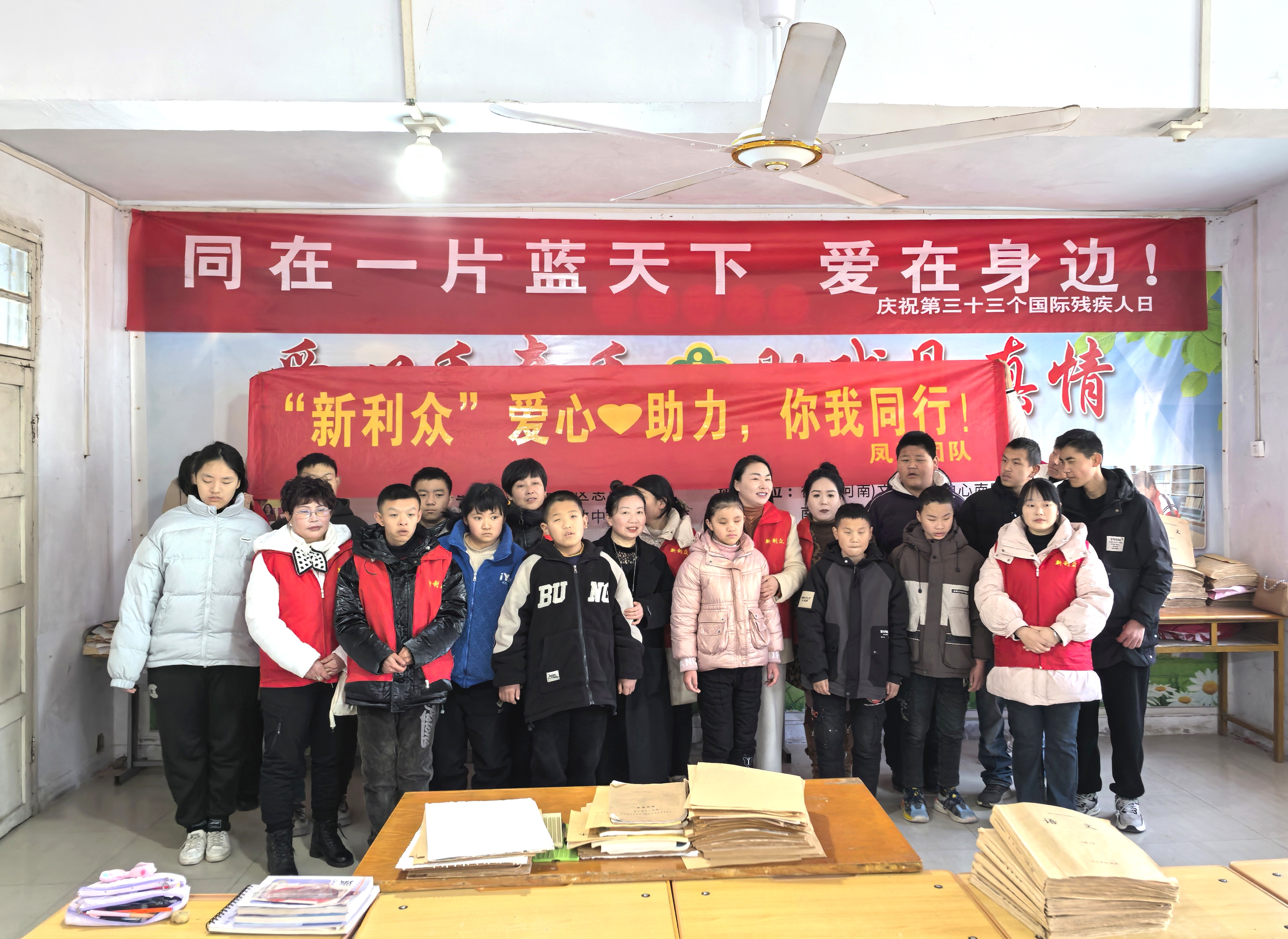 南阳书画家吴菲为走进特教学校奉献爱心人士赠画助力