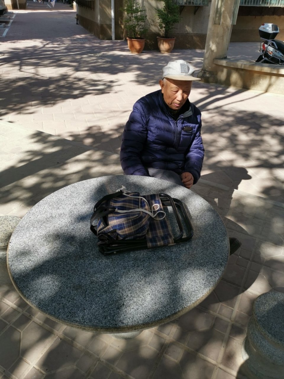 前晚,陪吴叔看電視,临走,吴叔邀約.