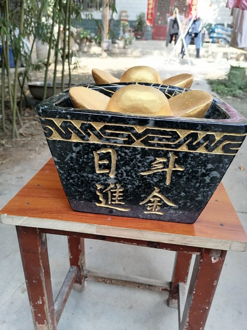 中国四大名玉独山玉石斗:斗代表财富,此斗图案精致,寓意深远日进斗金