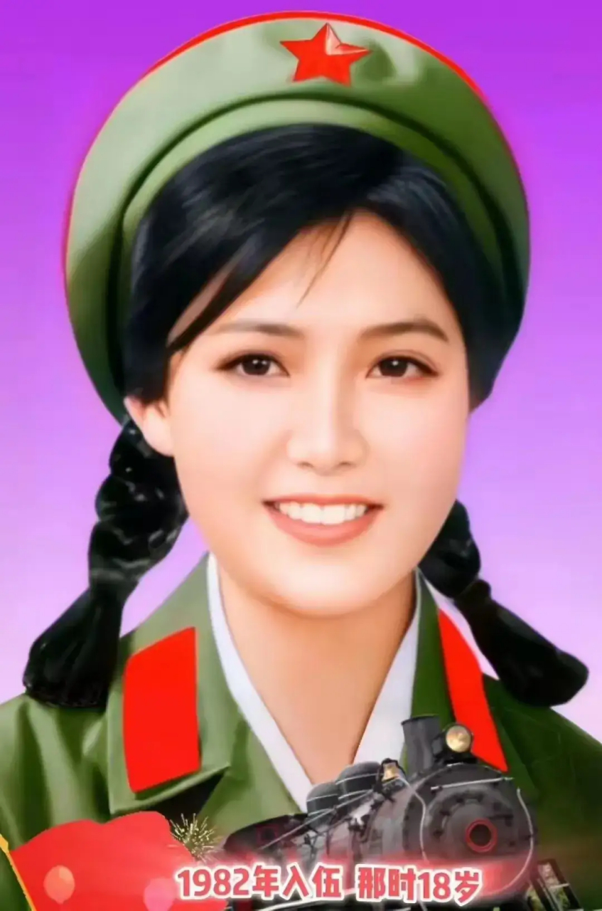 这张女兵身着65式军装之芳华彩照,仿佛瞬间穿越回那激情燃烧的军营