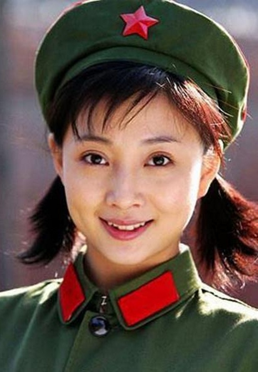 (巾帼芳华影视剧照)两张女兵身着65式军装点评:左图领章位置正确,领章