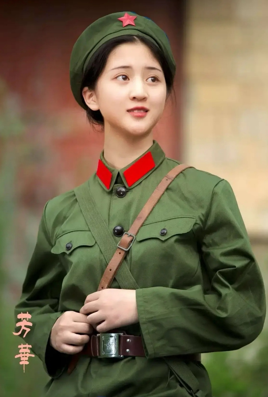 芳华岁月,青春无悔! 身穿65式军装的女兵! 一朝为兵!终身忆军!