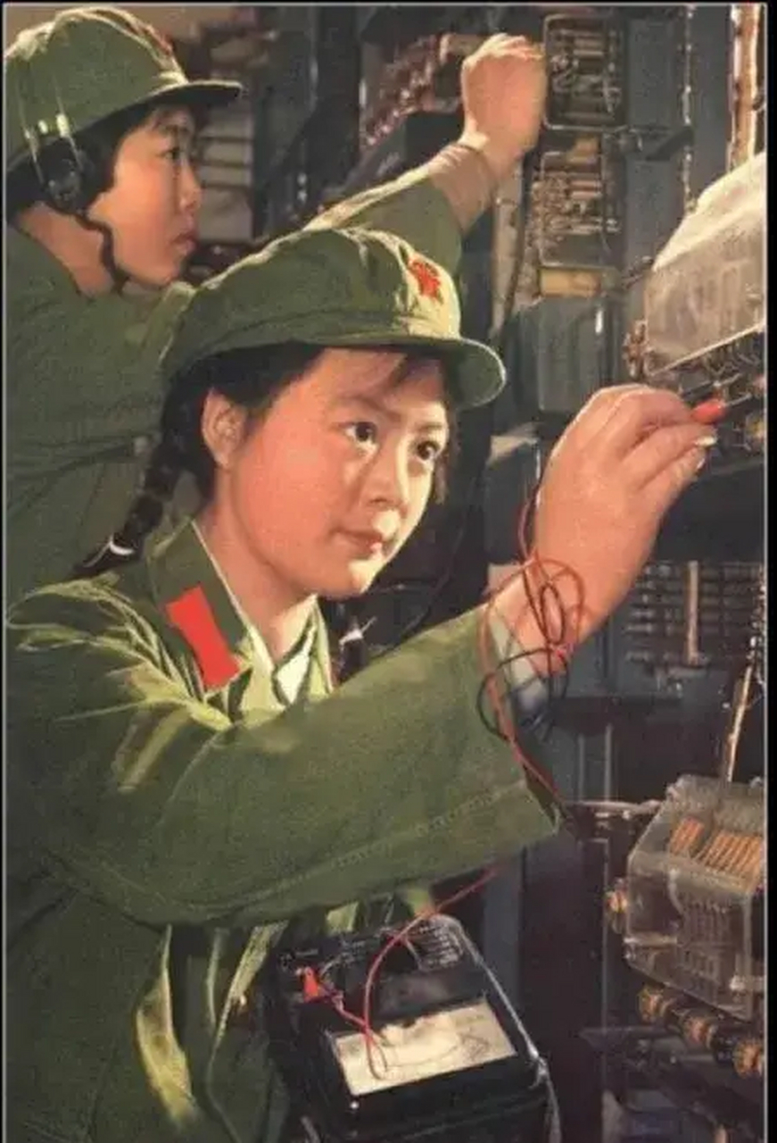 这张芳华女兵身穿65式军装照一看就是电脑智能模拟图片(详见图1),从