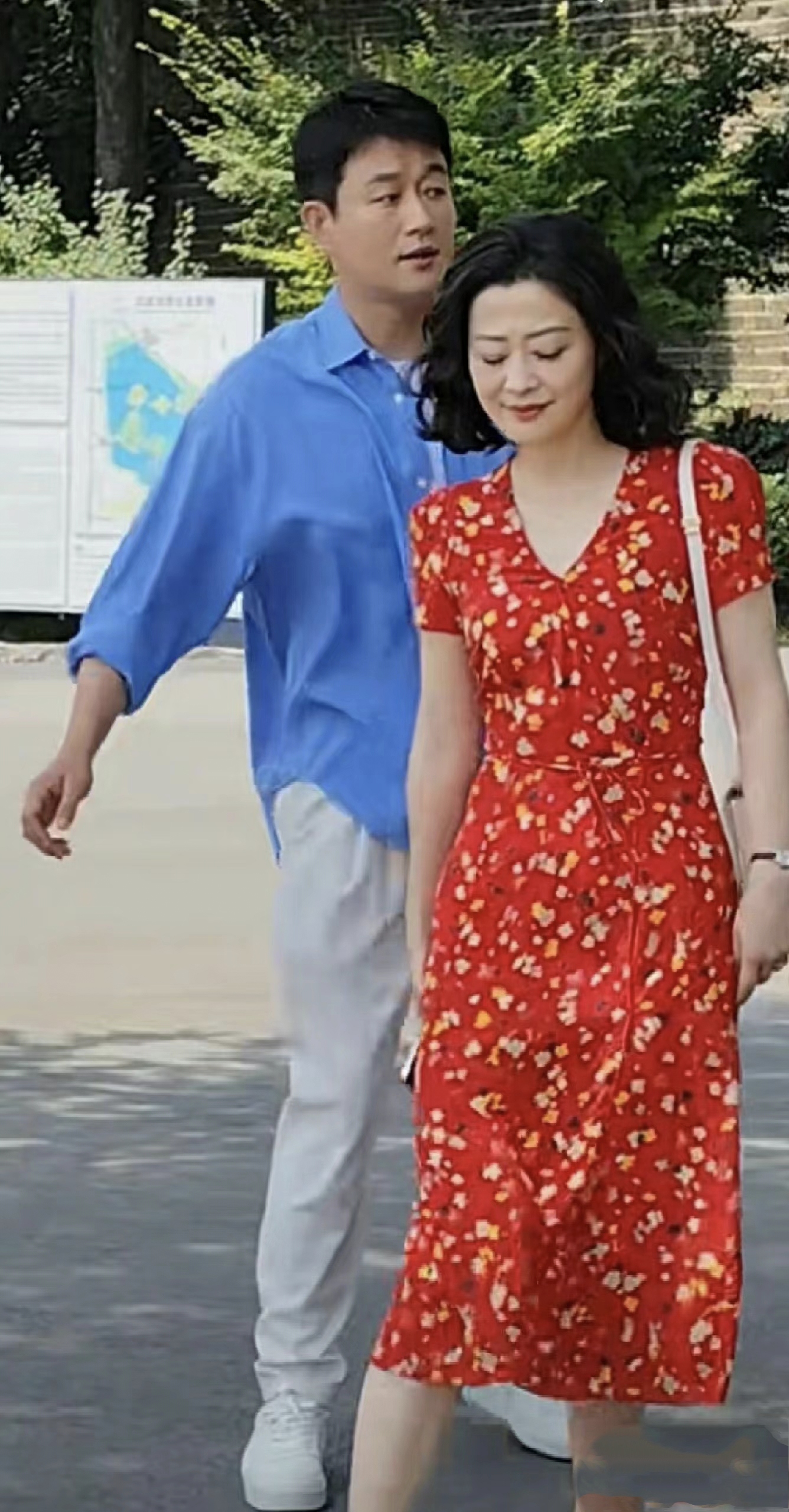 还有穿裙子的梅婷这鞋,电视剧播出的时候肯定不是这运动鞋吧.