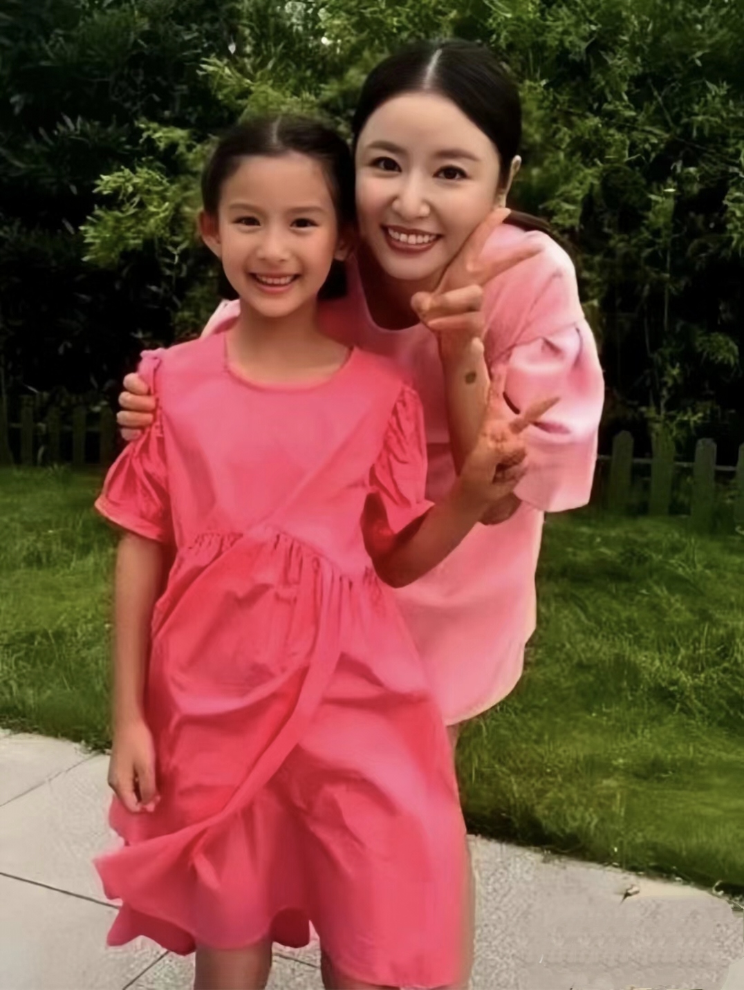 这个真的是林心如和霍建华的女儿,看林心如小时候样子就知道了.