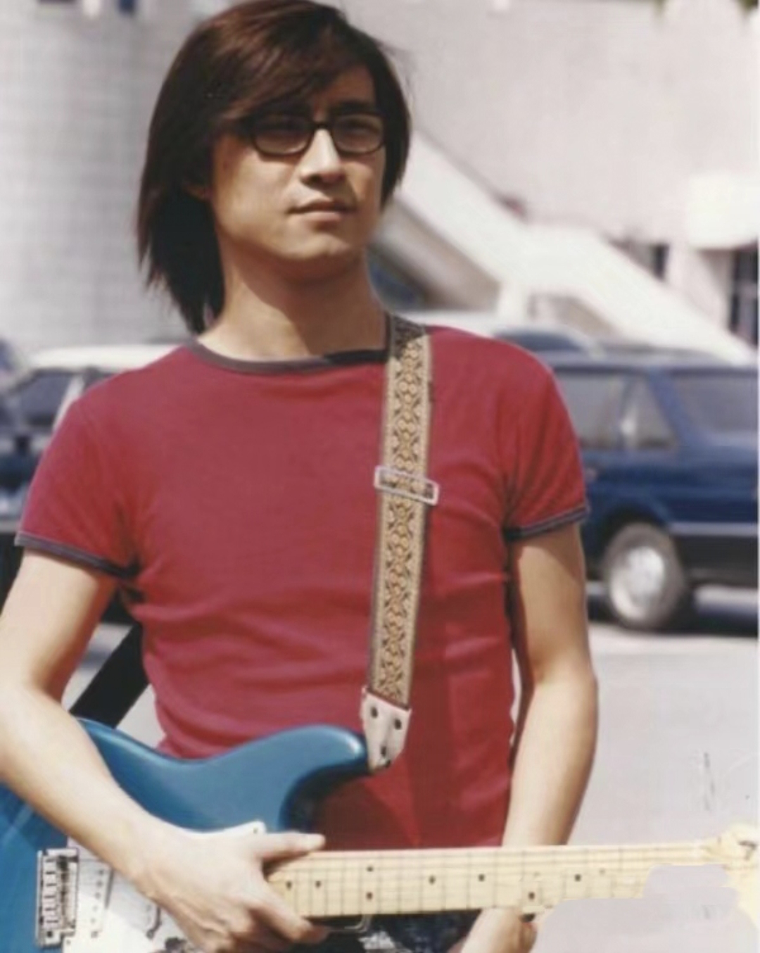 早期的李健,和汪峰挺像的.