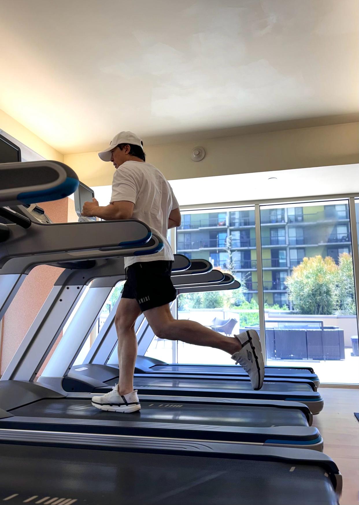 晒出一张甄子丹健身图.依然老当益壮.