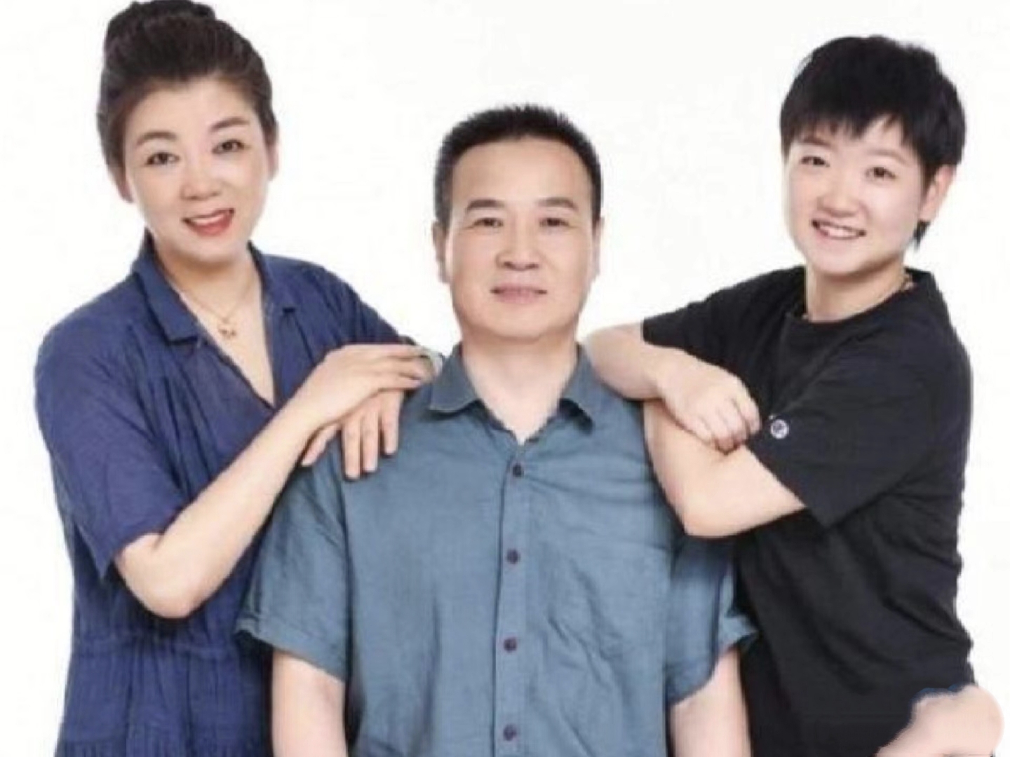 孙颖莎全家福,一家人都白白亮亮的.