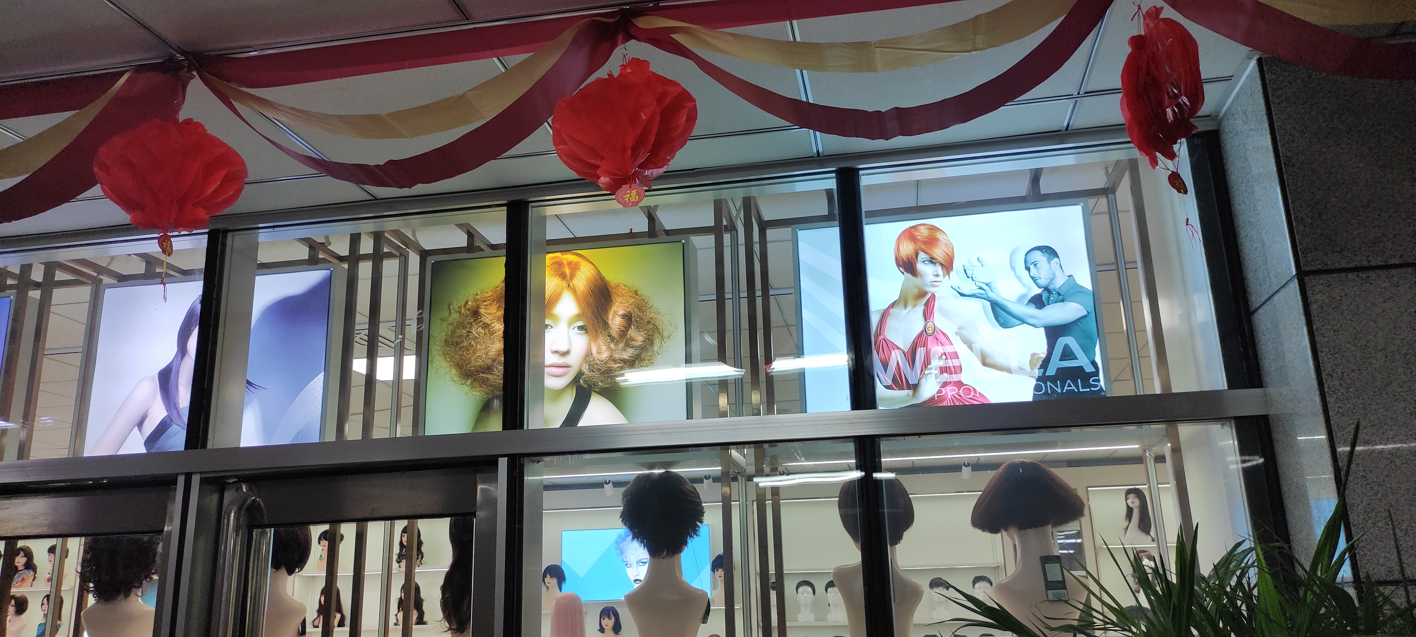 许昌假发批发零售市场.许昌高铁东站负一层地铁口南北商业街.