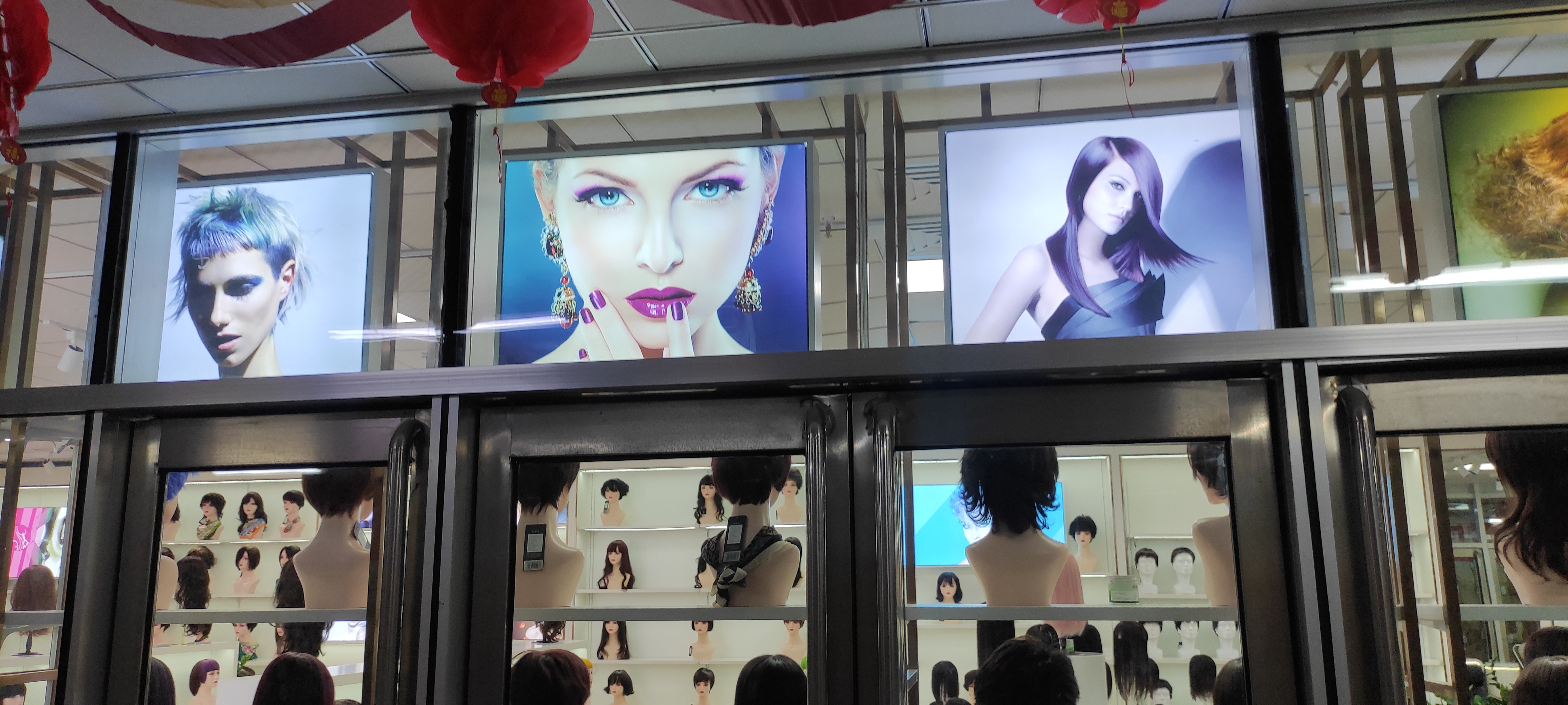 许昌假发批发零售市场.许昌高铁东站负一层地铁口南北商业街.