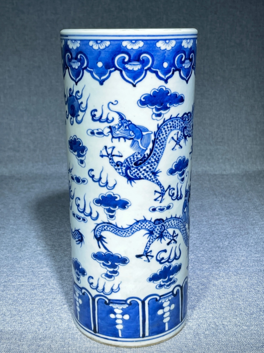 清代青花龙纹帽筒,品相全品,无瑕疵,高29cm,口径12cm.