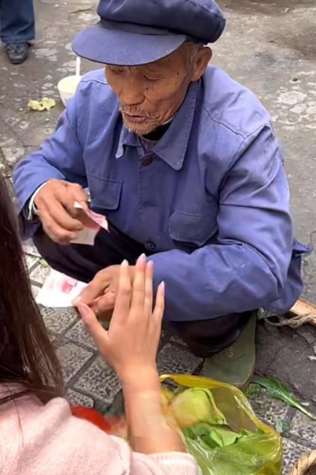 只有这位老大爷不顾别人怎么说,直接给女孩买了吃的.