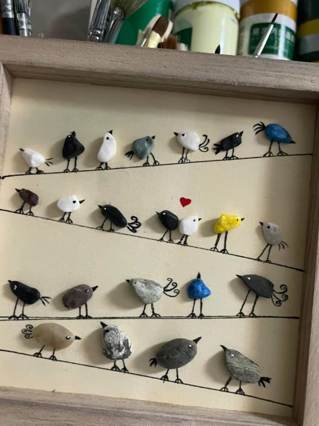 顺手在海边捡了几块小石头,回来之后我这闺蜜就把它们做成了小手工