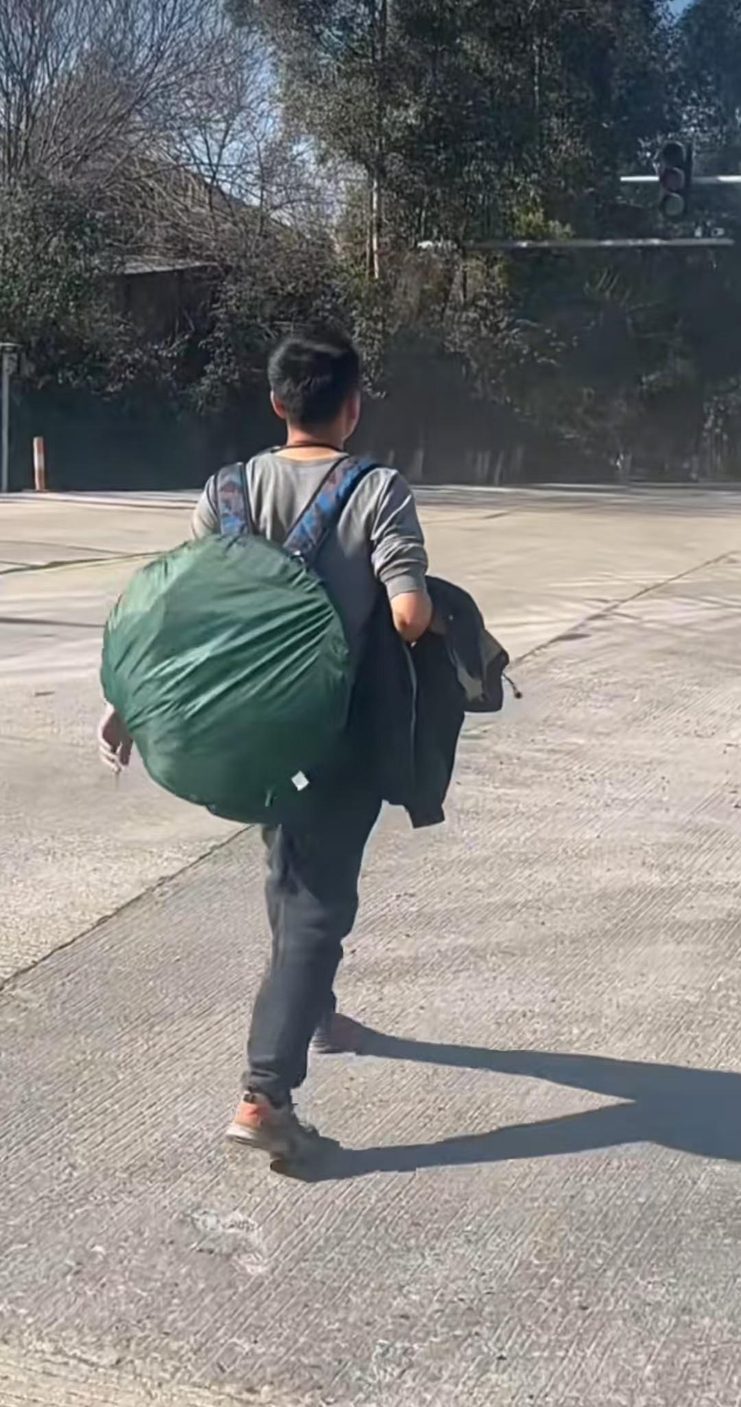 徒步回家的小伙 近日,在网络上关注度很高的一个湖南
