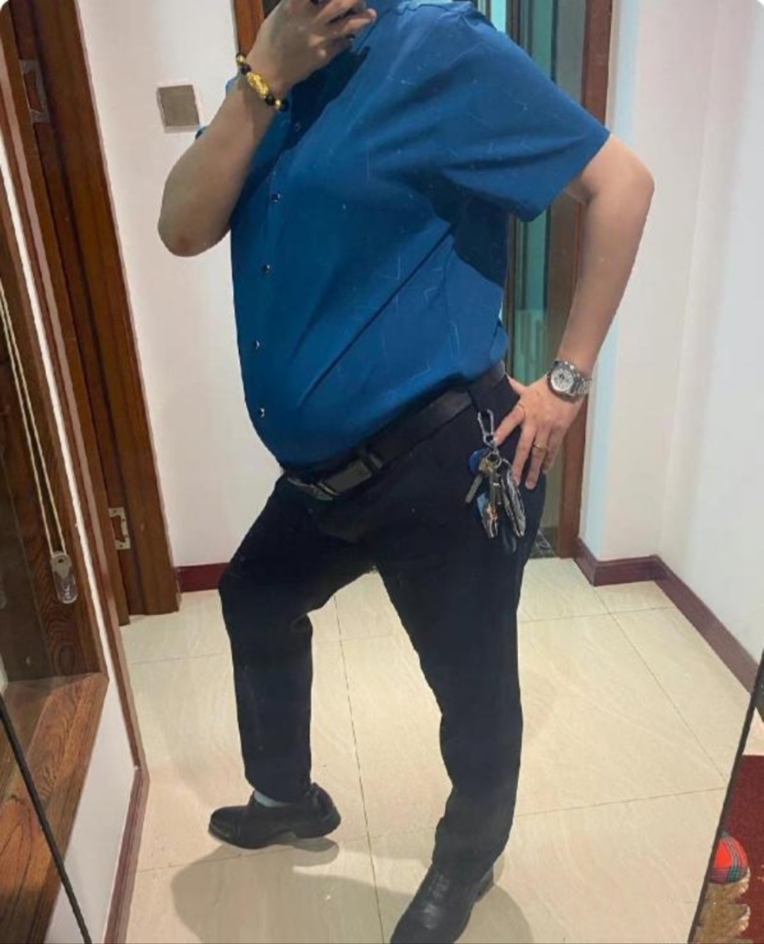 就看见老婆已经穿好我的衣服正在自拍中,嘿嘿你还别说,她挺着个大肚子