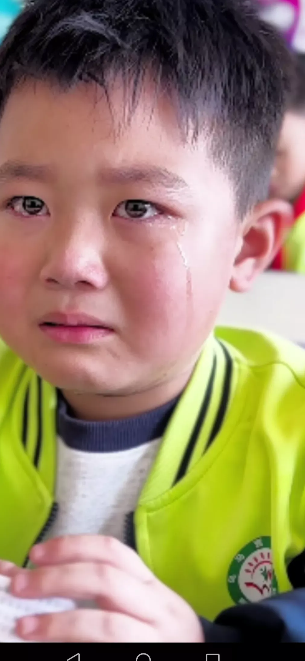 看哭了,一个男学生边听课边哭,哭得泪流满面,老师过来问他,你听着课
