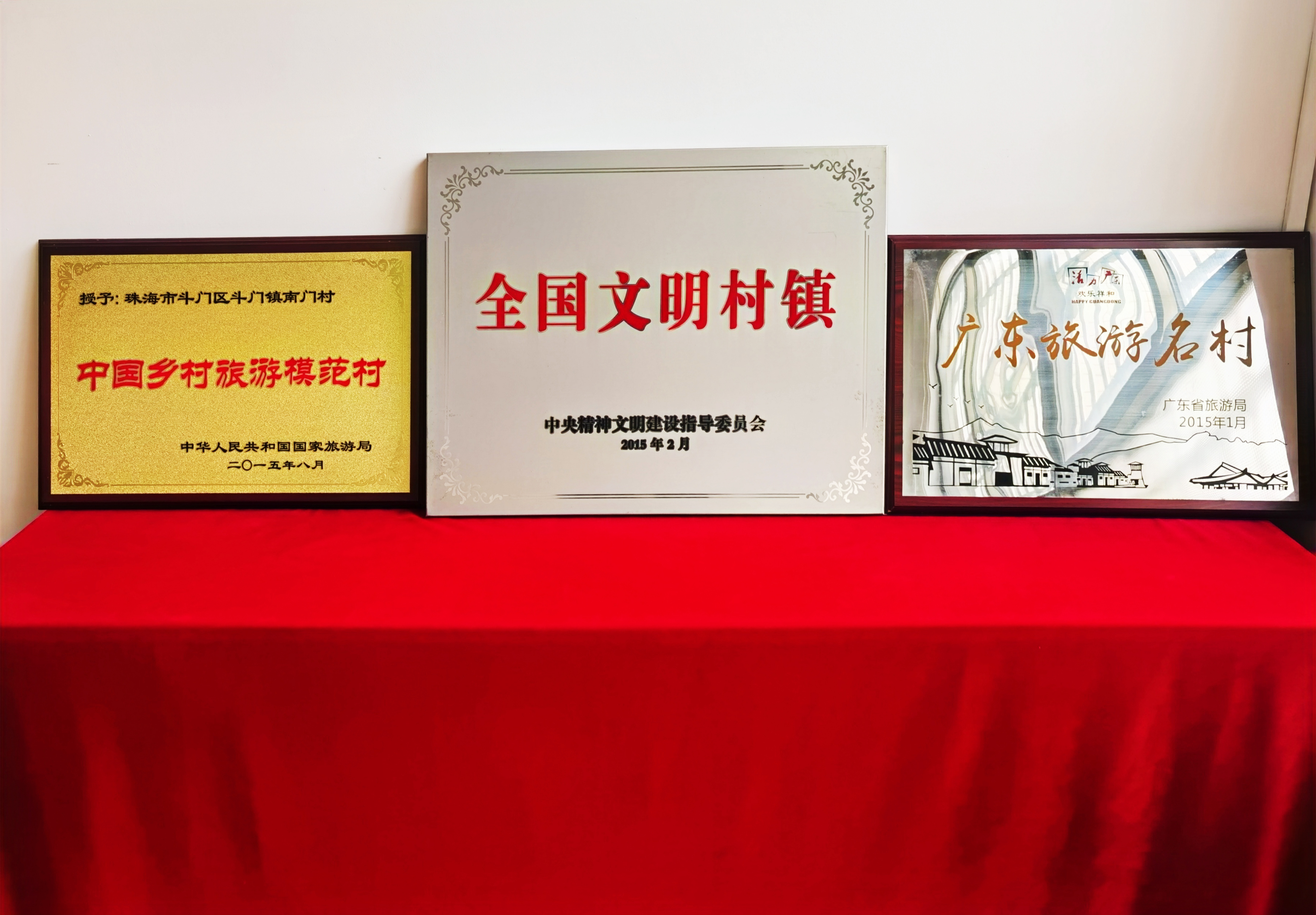 故乡是生我养我的地方,那里有我们的父老乡亲,兄弟姐妹.