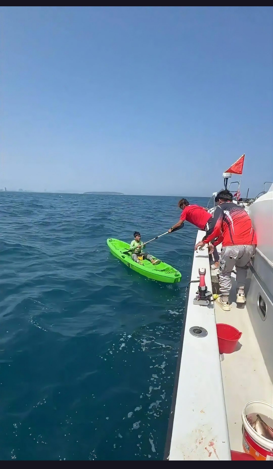 一名10岁男孩在赤岭村附近海域钓鱿鱼时,不小心睡着,结果在海上漂流了