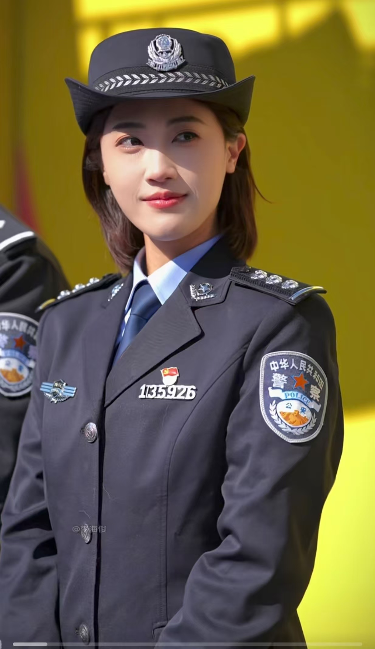 美女 这位小姐姐好有气质,是人民警察吧,真是英姿飒爽!