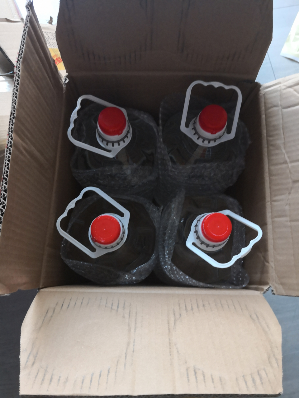 又是忙碌的一天,自己做的白酒,寄出给我嫂子[嘻嘻]#我家乡的特产# #我