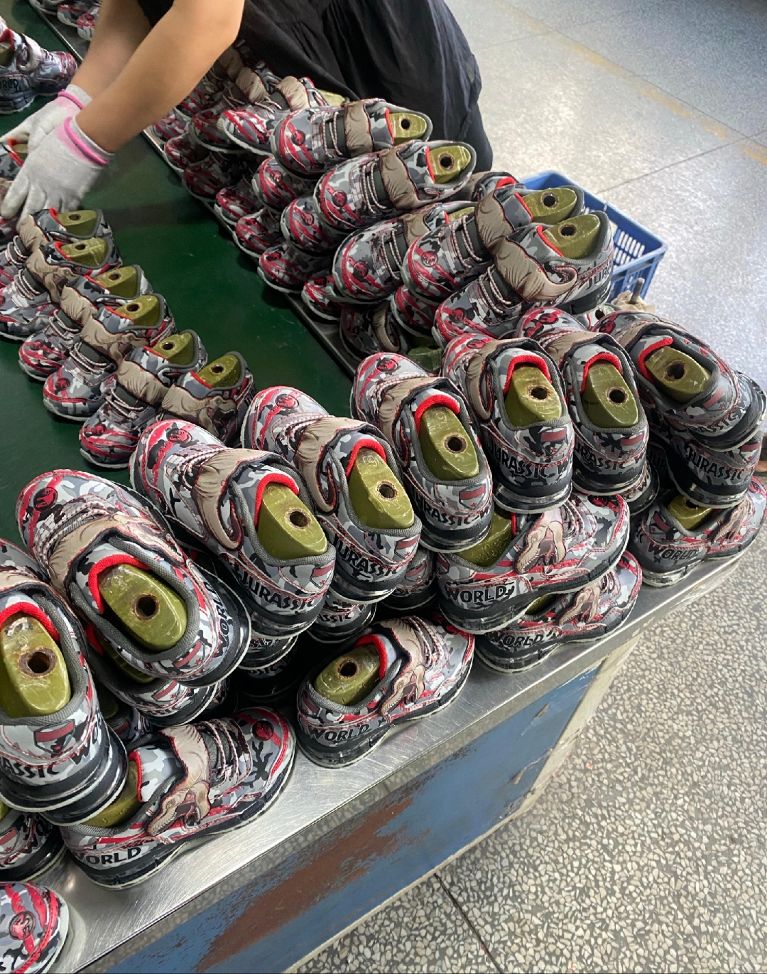 我们厂里每年最少生产300万双鞋,其中鞋面百分70都是监狱生产