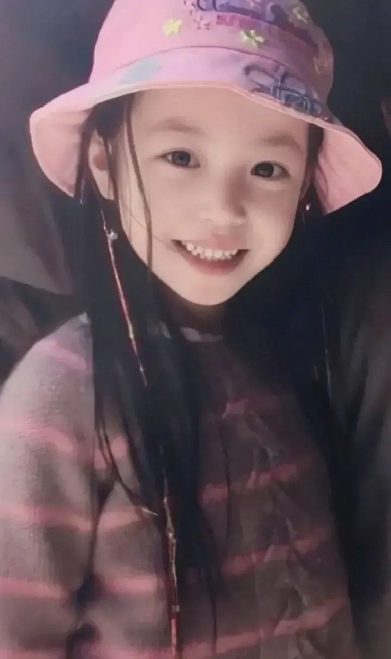 今天4月11日,是赵薇女儿小四月11岁的生日,如今的小四月已经长成了