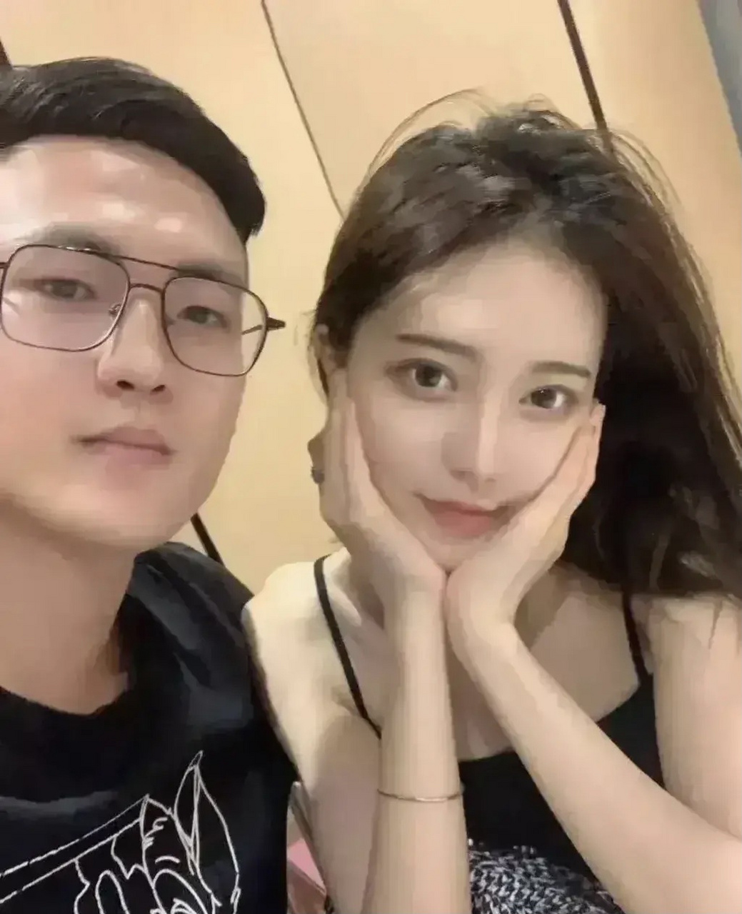 "65页ppt事件"中男一号张科峰开直播,获网友力挺.