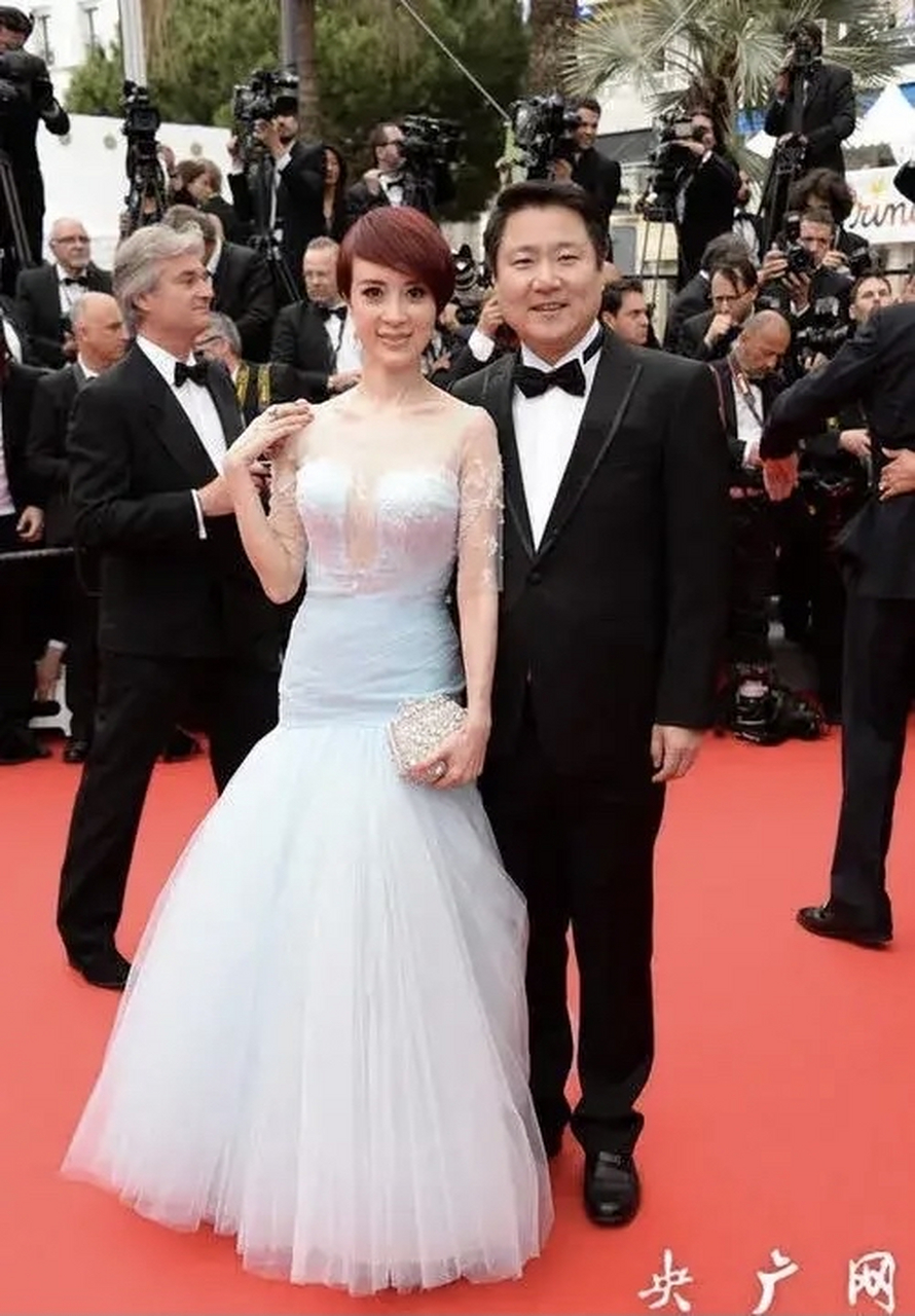 9月9日,博纳老板娘金巧巧开直播,边吃边聊,网友们得知47岁的她,从老板