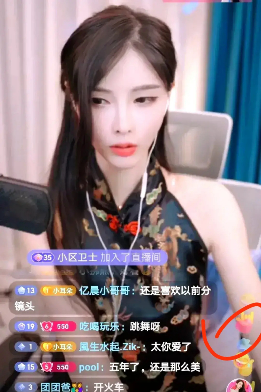 网红小耳朵最近在直播时表示,自己之所以5年没有直播了,是因为当初在