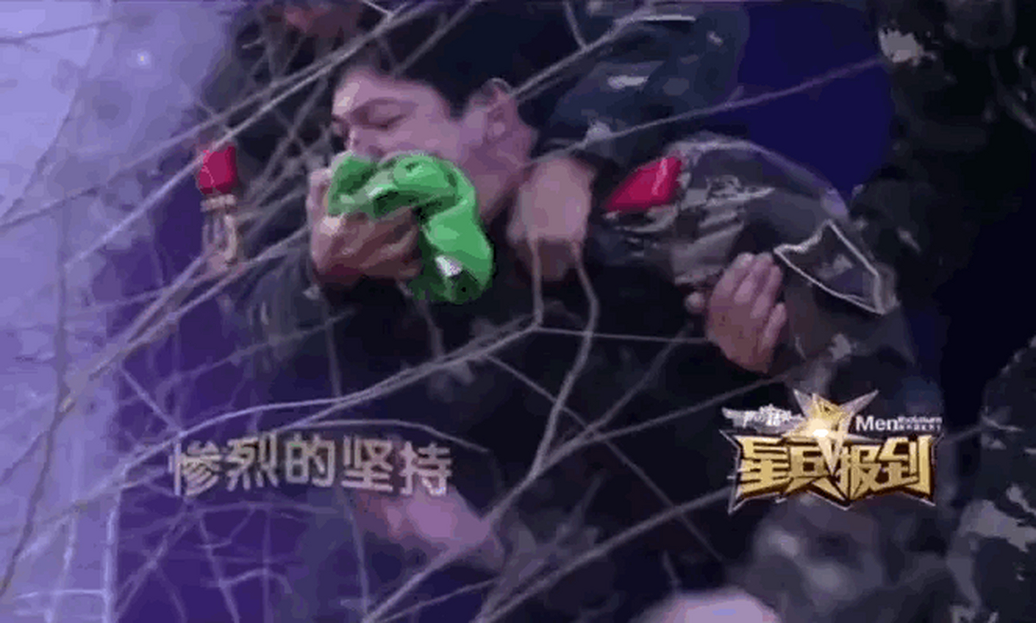 节目组安排杨洋,于小彤,吴越,张宁江为一组进入有 毒山洞,却只给了三