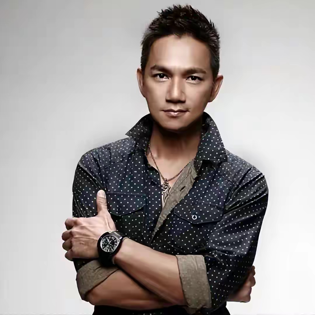 骆达华的一生坎坷跌宕,他出身寒微,初中毕业后曾做过销售人员,但很快