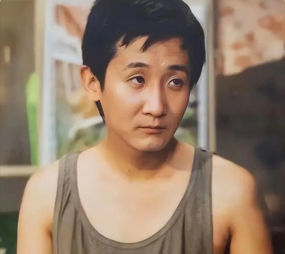梁天,因在热播剧《我爱我家》中饰演贾志新一角,从而走进了广大观众的